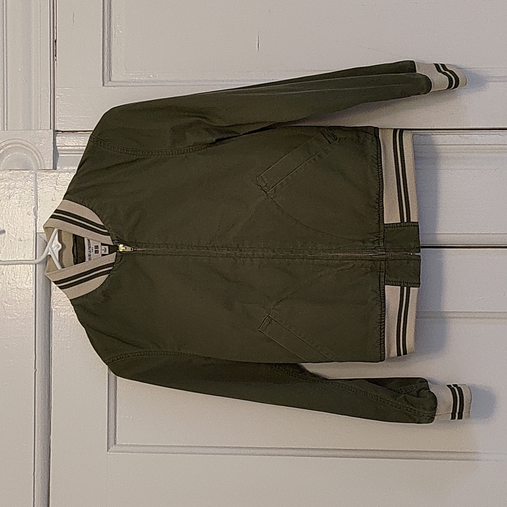 Small olive green Uniqlo cotton bomber jacket